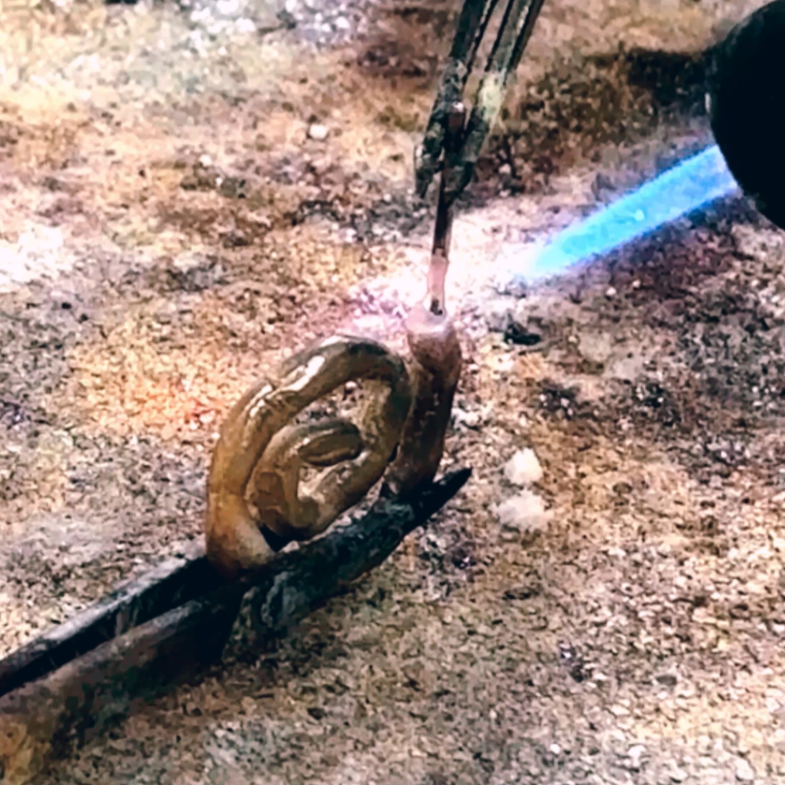 WORKSHOP ΑΣΗΜΟΚΟΛΛΗΣΗ ΣΚΟΥΛΑΡΙΚΙΑ(C) 2025 - BASTET JEWELRY STUDIO. All Rights Reserved.